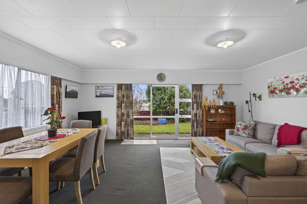 Easy Living, Central Location 4