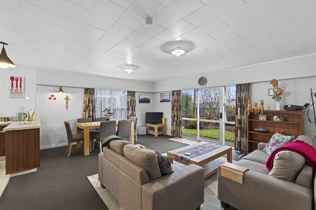Easy Living, Central Location 3
