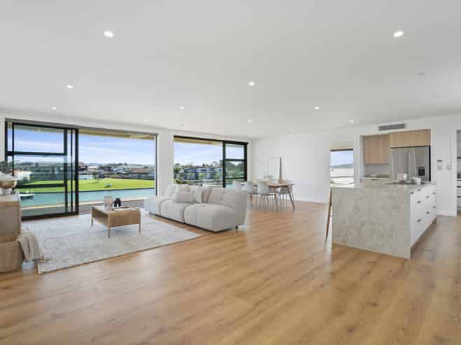 21 Fred Carr Place, One Tree Point