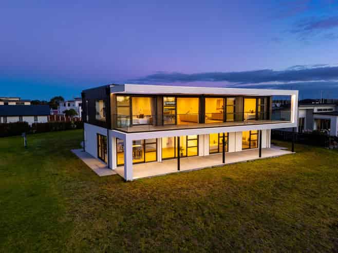 21 Fred Carr Place, One Tree Point