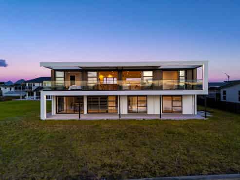 21 Fred Carr Place, One Tree Point