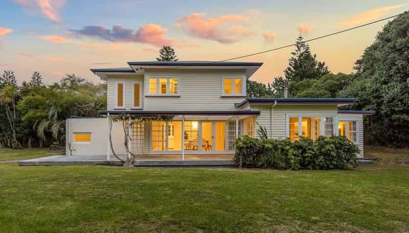 1 Raeburn Lane , Raumati Beach