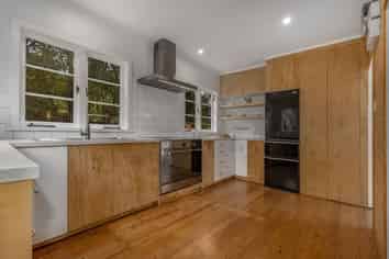 1 Raeburn Lane , Raumati Beach