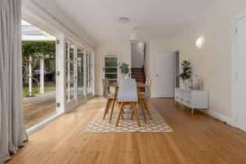 1 Raeburn Lane , Raumati Beach