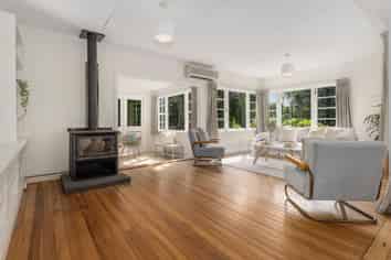 1 Raeburn Lane , Raumati Beach