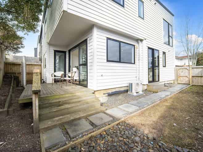 8A Hobart Crescent, Manurewa