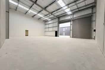 BRAND NEW 375M² HIGH QUALITY UNIT FOR URGENT SALE
