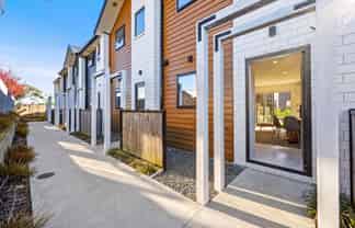 4/170 Don Buck Road, Massey