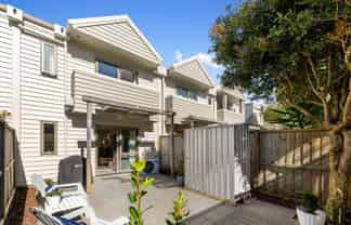 13/21 Hunters Park Drive, Three Kings