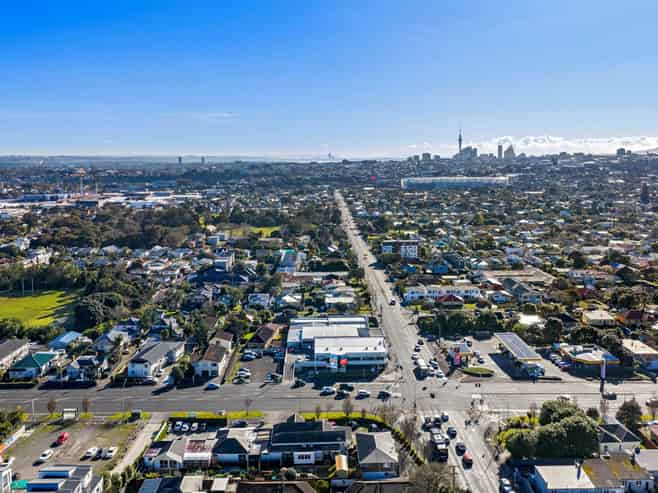 HIGH PROFILE CORNER SITE - UNMISSABLE OPPORTUNITY

