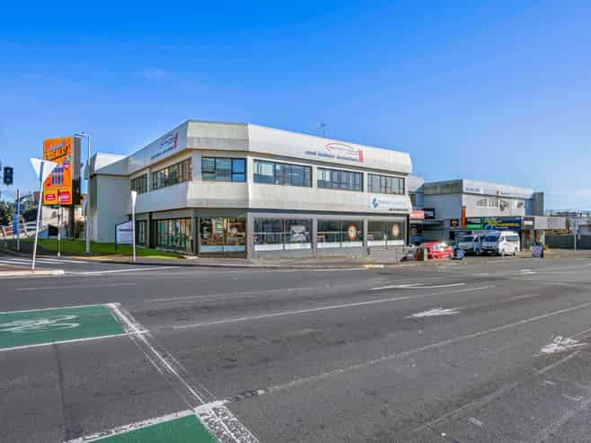 HIGH PROFILE CORNER SITE - UNMISSABLE OPPORTUNITY
