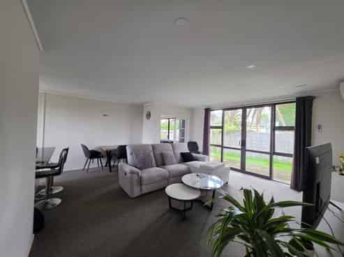2/57 Cardiff Road, Pakuranga