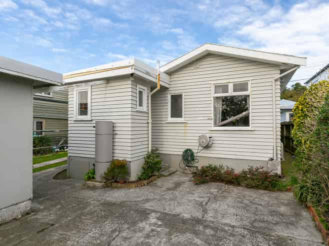 42 Tarawera Road, Johnsonville