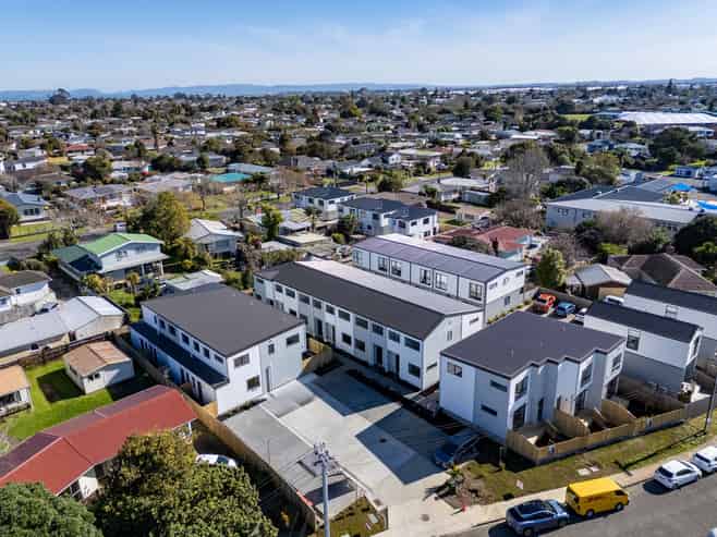 10-12 Clendon Place, Manurewa