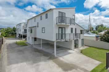 2/187 Knighton Road, Hillcrest