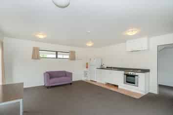 2/187 Knighton Road, Hillcrest