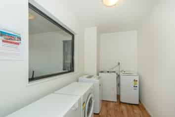 2/187 Knighton Road, Hillcrest