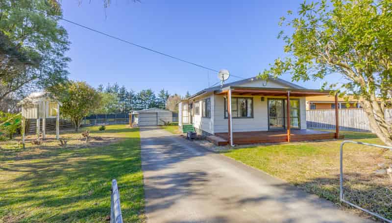 12 Lake Street, Takapau
