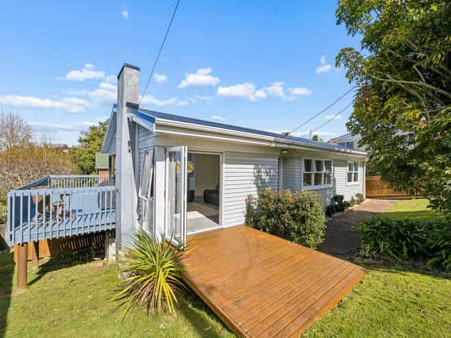 7 McIlroy Avenue, Hillsborough