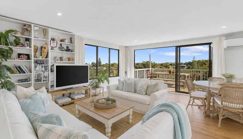 64 Jellicoe Parade, Surfdale