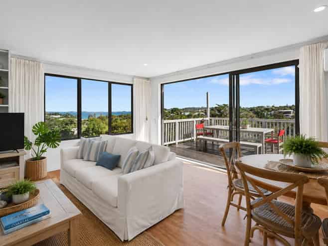 64 Jellicoe Parade, Surfdale
