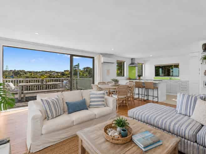 64 Jellicoe Parade, Surfdale
