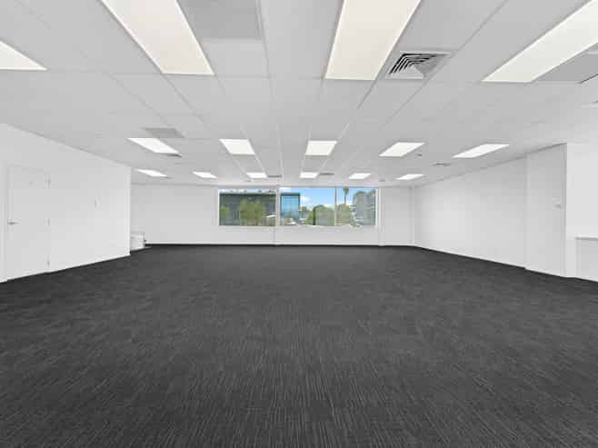 PREMIUM OFFICE - REFURBISHED, READY & PRICED T...