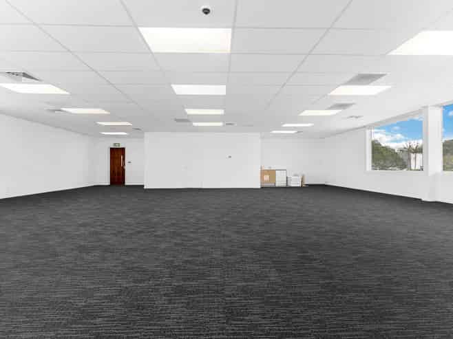 PREMIUM OFFICE - REFURBISHED, READY & PRICED T...