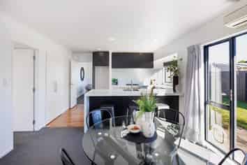 2 Pinedale Parade, Milson