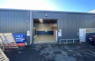 229 sqm Road Front Workshop/Warehouse + 6 Car Parks!