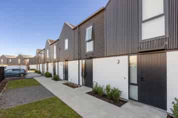 4/9 Grove Road, Addington