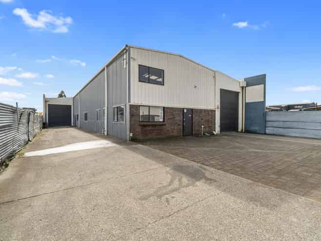 Functional Warehouse in Central Frankton