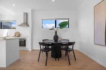 8/5 Peachgrove Road, Te Atatu Peninsula