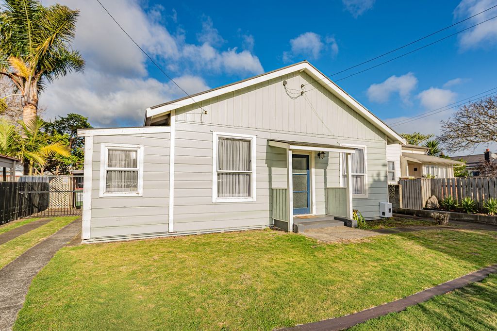 Cottage charm with modern convenience! 4