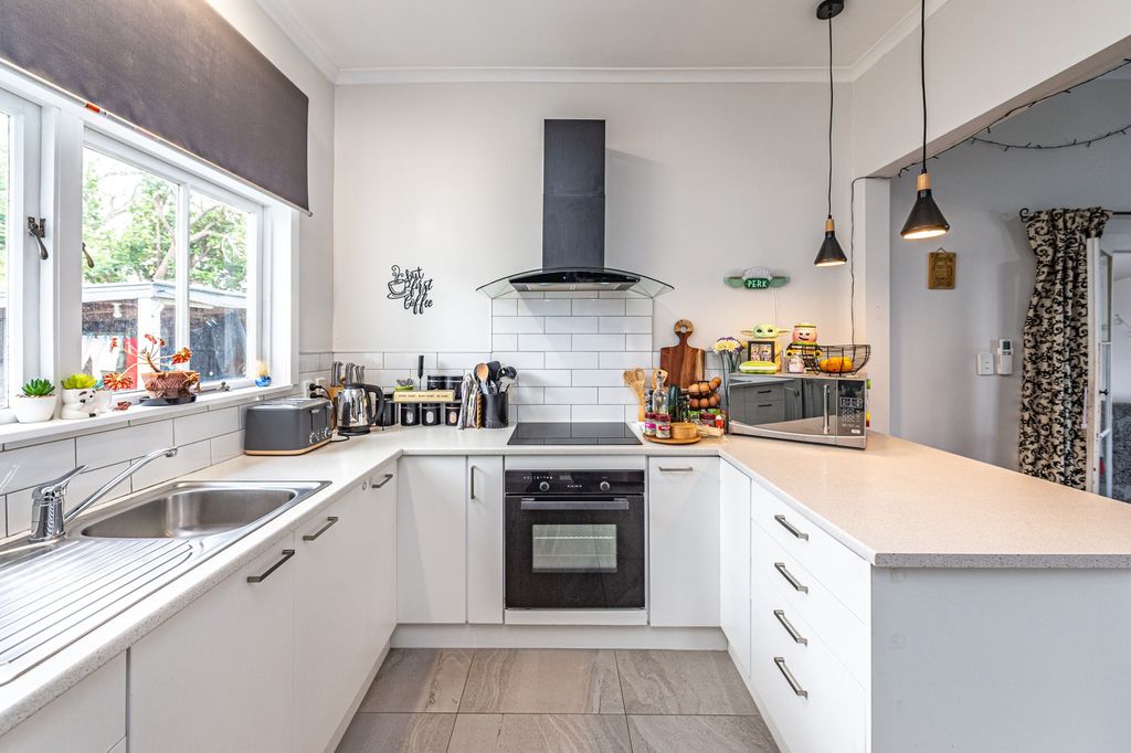 Cottage charm with modern convenience! 2