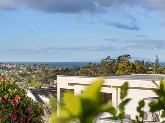 1/131 Carlisle Road, Browns Bay