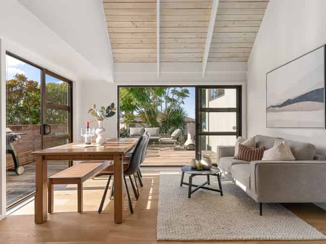 1/131 Carlisle Road, Browns Bay