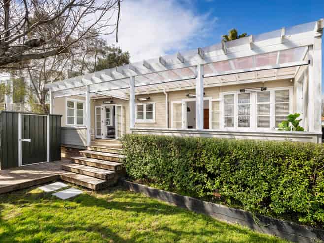 9 Range View Road, Mount Albert