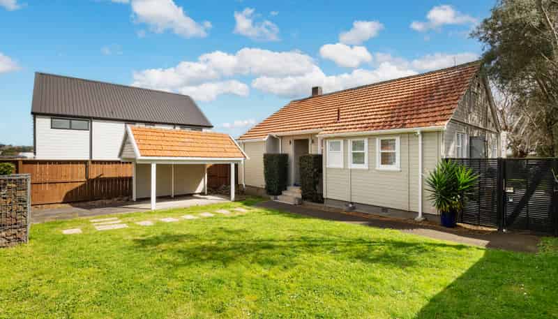 9 Range View Road, Mount Albert