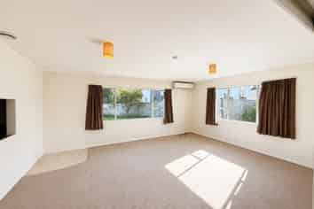 8 Kelburn Lane, Mangere