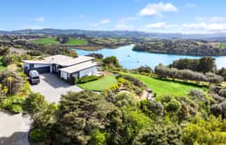 37 Brick Bay Drive, Sandspit