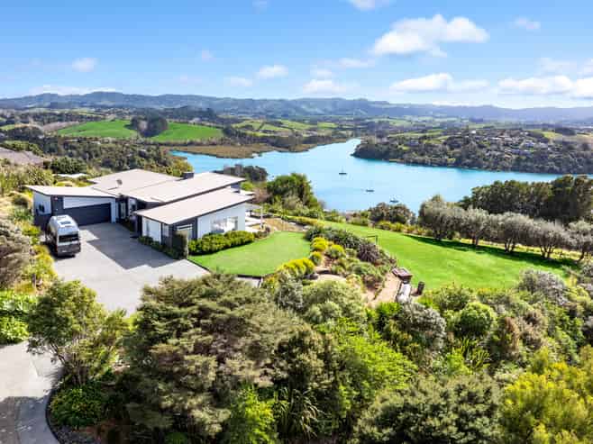 37 Brick Bay Drive, Sandspit