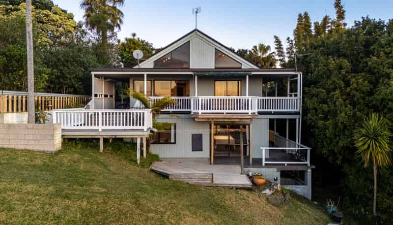 218 Whangaparaoa Road, Red Beach