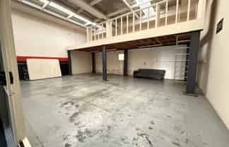 Excellent High Stud Office/Warehouse