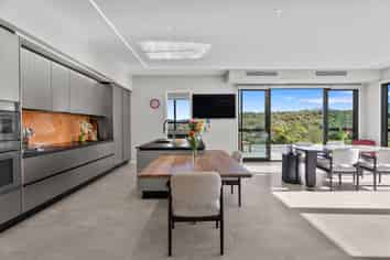 8 Ridgelea Road, Long Bay