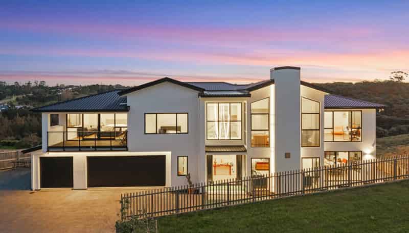 8 Ridgelea Road, Long Bay