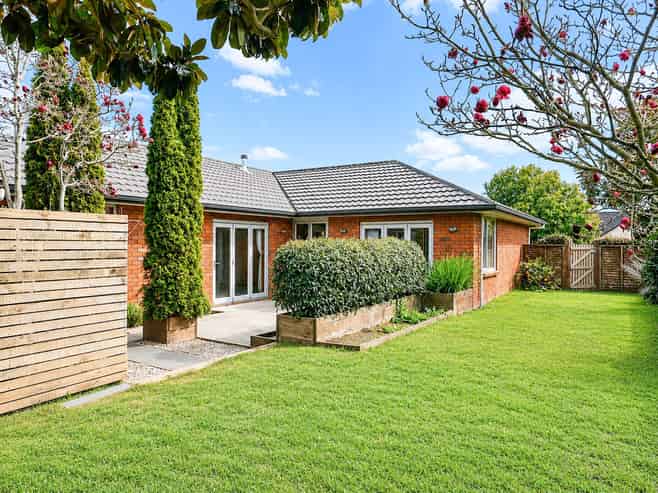 31 St James Drive, Huntington
