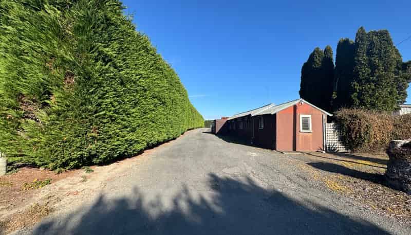 701 Murdoch Road East, Akina