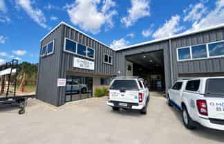 Modern tilt slab warehouse. Flexible lease options