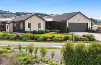 17 Cooper Crescent, Luggate